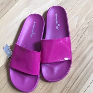 Fushia one band slide.  NWT